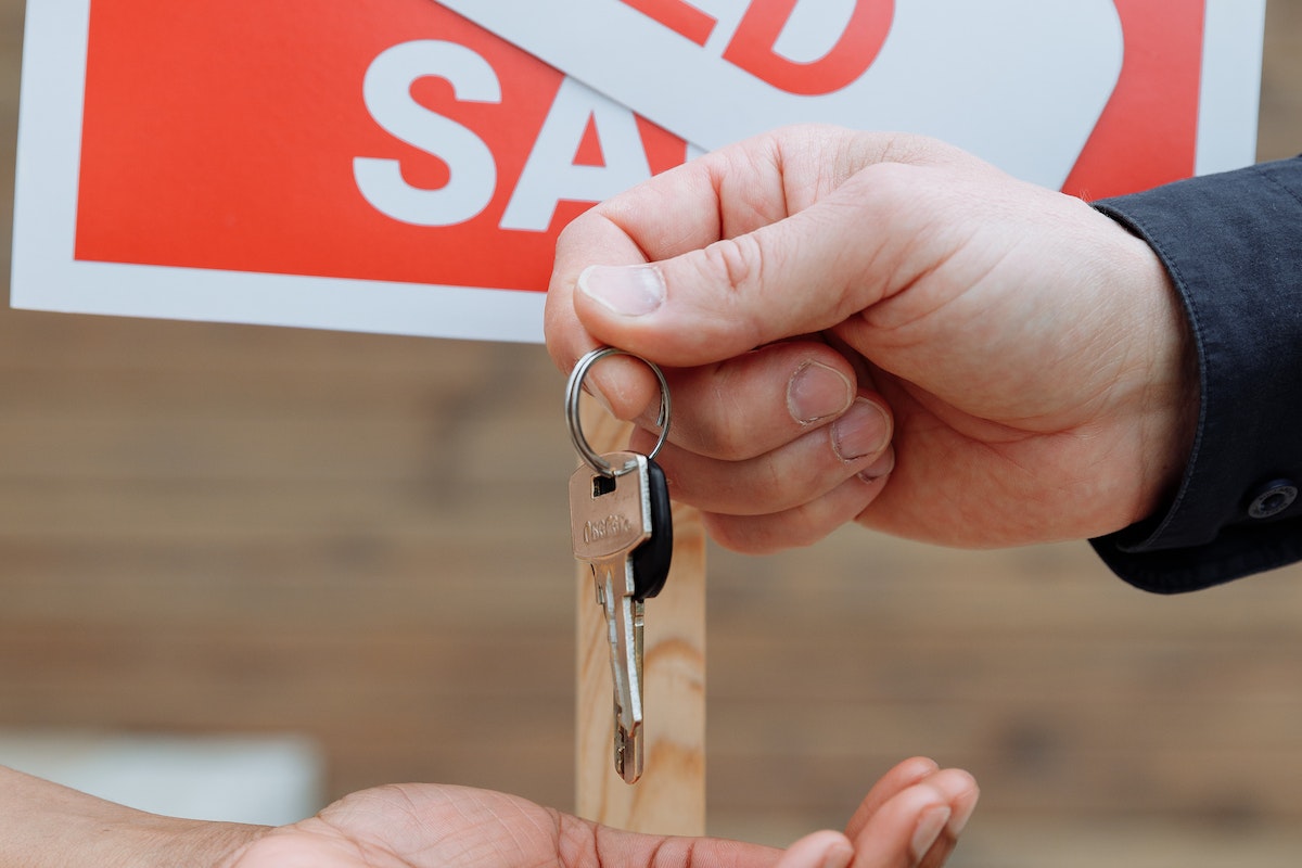 Skip the hassle of having to attract buyers, and work with a cash buyer to get a fair price.