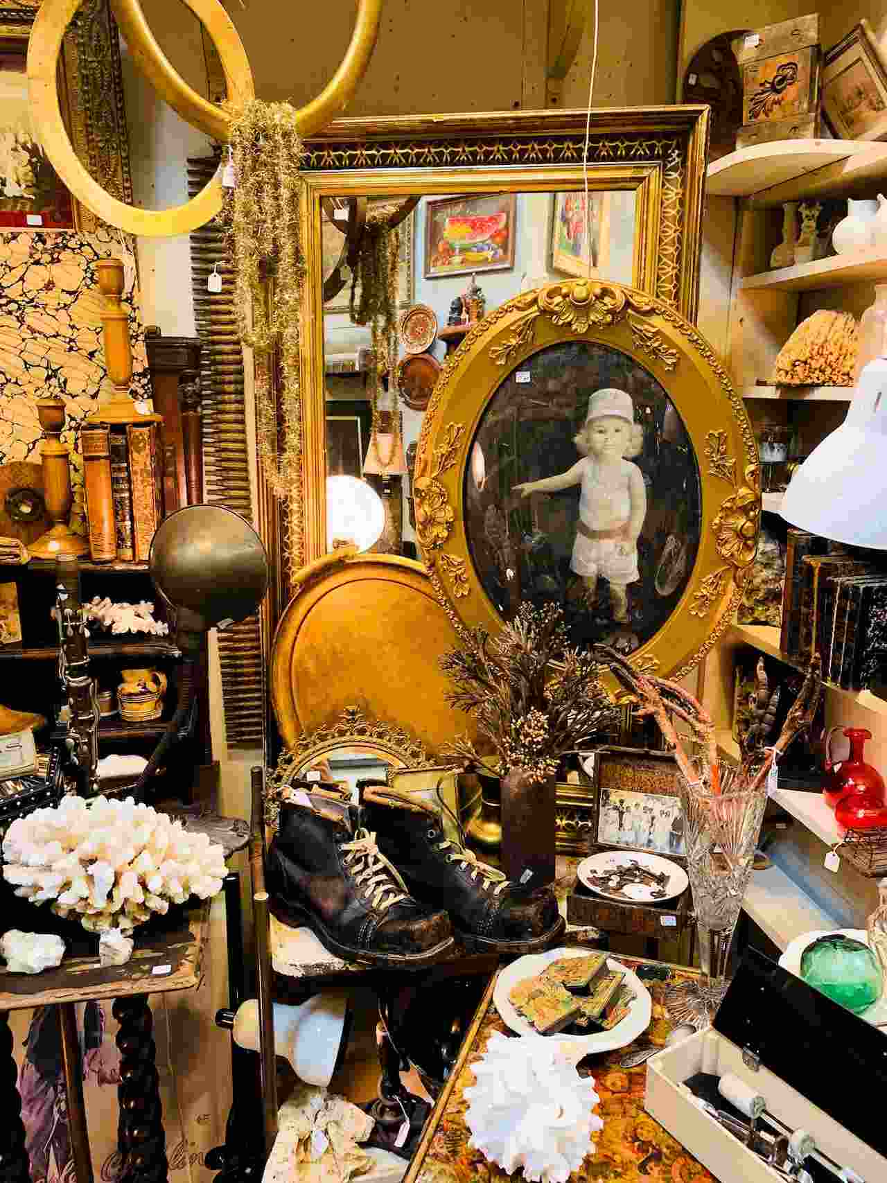 Store with old vintage items 