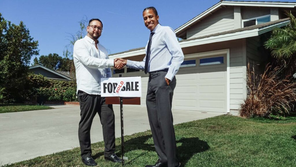 The Pros and Cons of Selling Your House Without a Realtor